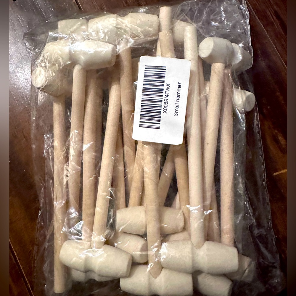 Mini hammers (20) to break chocolate hearts